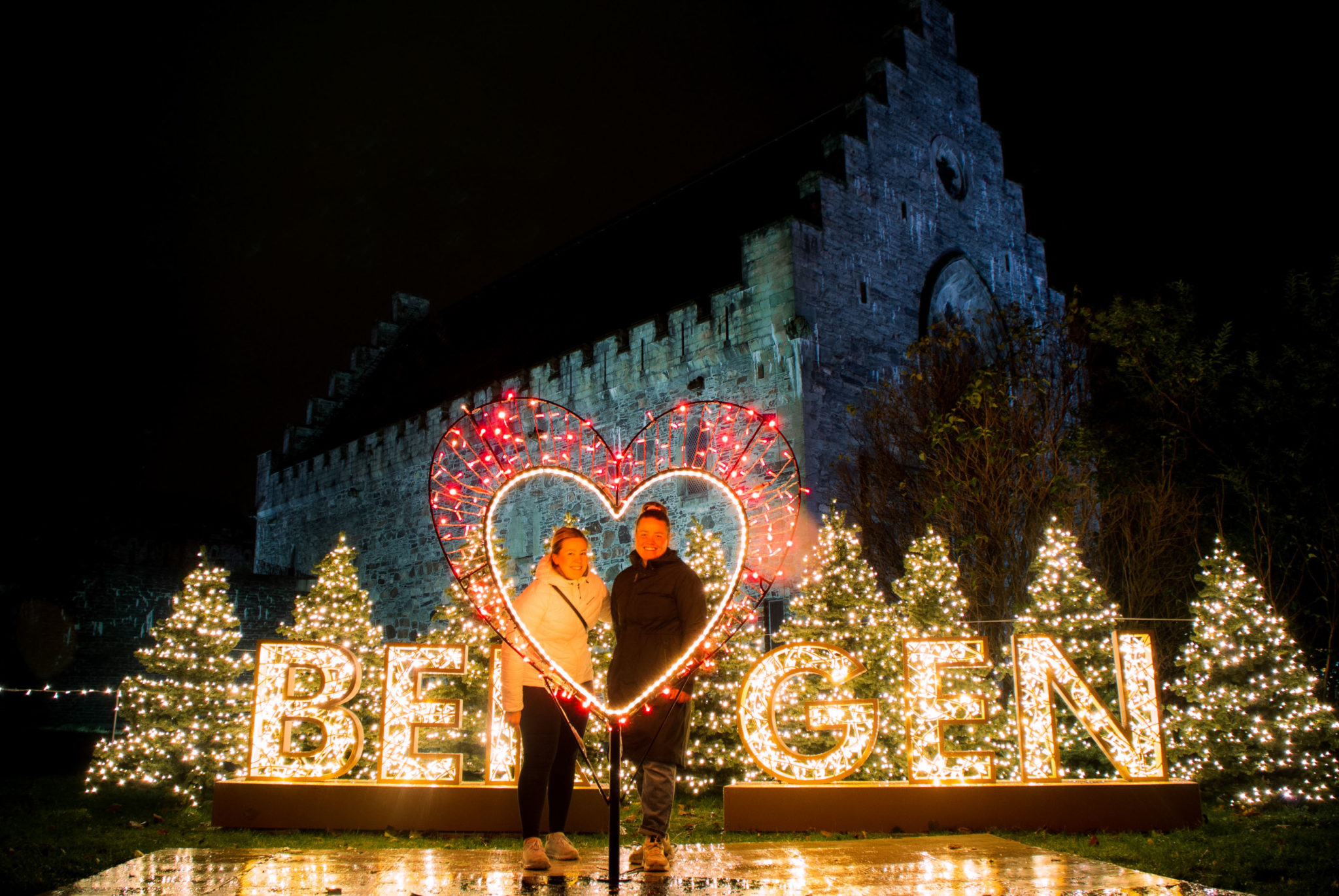 A declaration of love in front of the 13th c. Håkonshallen banquet hall © Lumagica