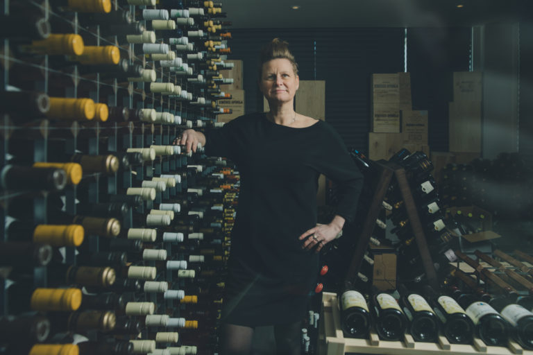 Eva-Linda Ramnestedt på Smak sørger for at vinene harmonerer med de mange rettene på menyene © Marius Fiskum/Smak