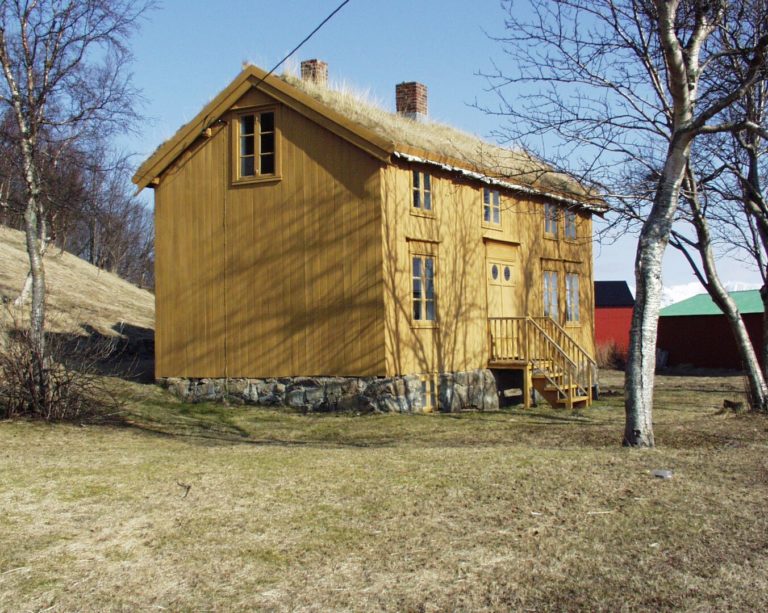 Nyraket rundt Ole Ottesen-stua på Bjarkøy. Foto: Sør-Troms Museum