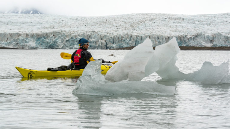 Når isen går på Svalbard, kan man padle kajakk © Jarle Røssland 