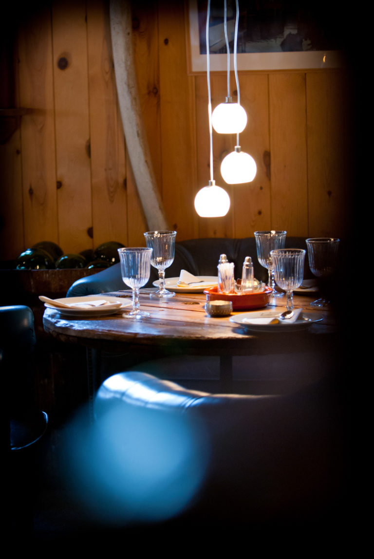 Bordet er dekket på Holmvik Brygge © Holmvik brygge