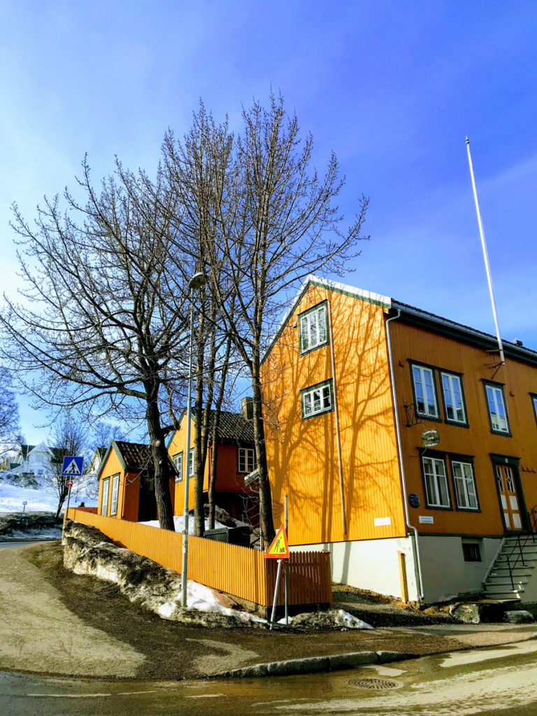 Aprilvær i Tromsø, hvor strøsanda blir til grus på fortauet © Knut Hansvold