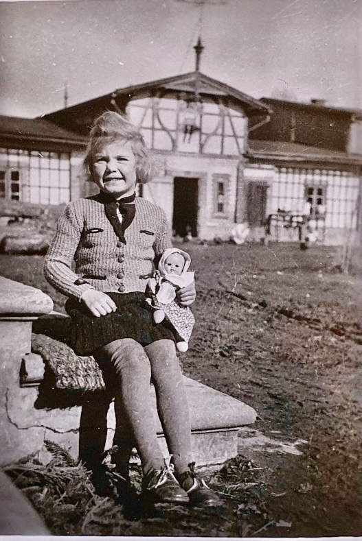 Regine var et lykkelig barn på gården Rosengart i Øst-Preussen i årene 1939 til 1944. Gården hadde vært i familiens eie i 700 år. Fem og et halvt år gammel ble hun barneflyktning under andre verdenskrig. "Det er uforglemmelig at vi måtte flykte fra gården vår. Alt vi hadde, gikk tapt" forklarer Regine Juhls. 