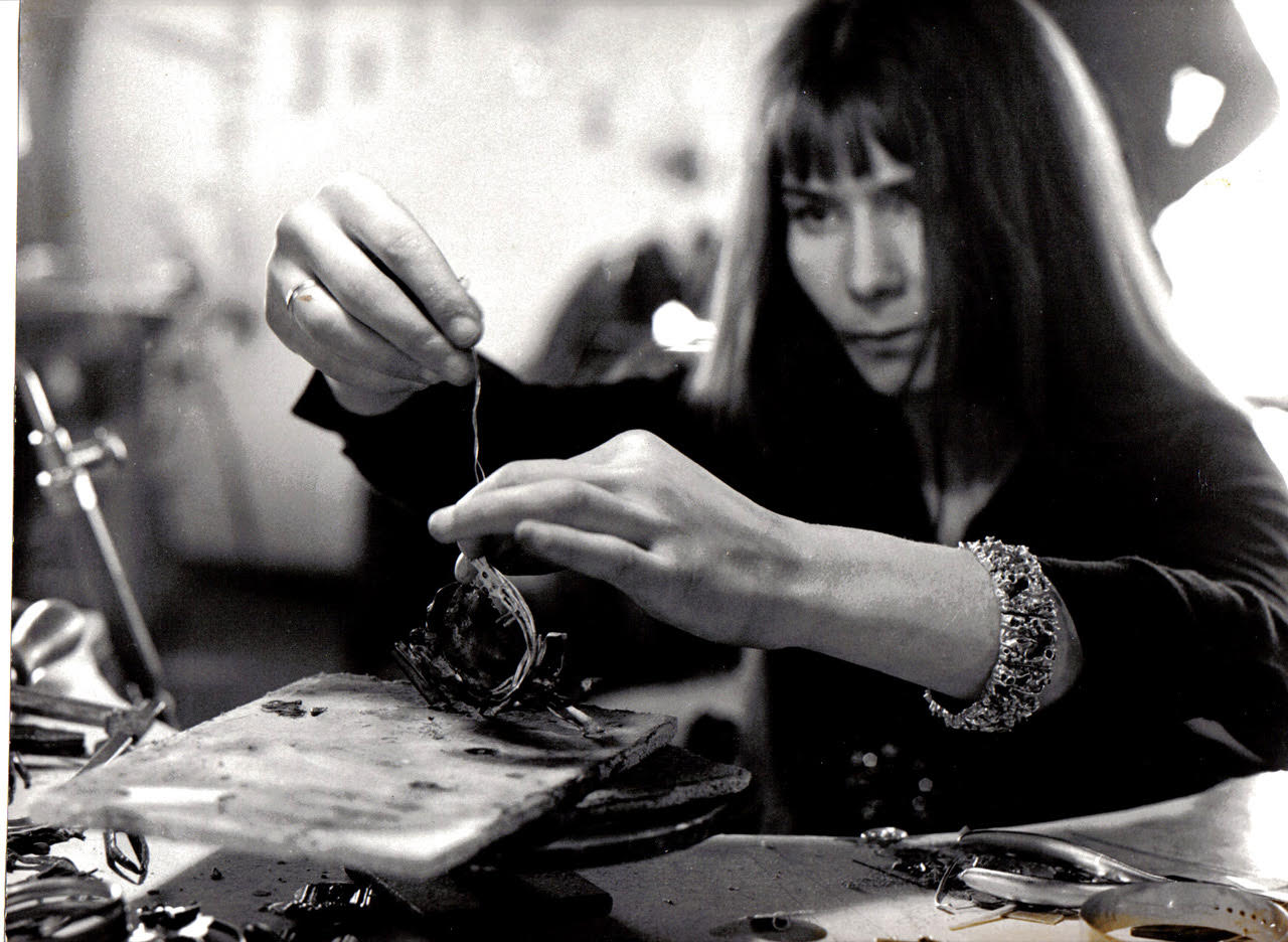 Regine Juhls ble smykkekunstner og staket ut den nordiske retningen for smykkekunst på sekstitallet. Hun skapte ikoniske sølvsmykker
