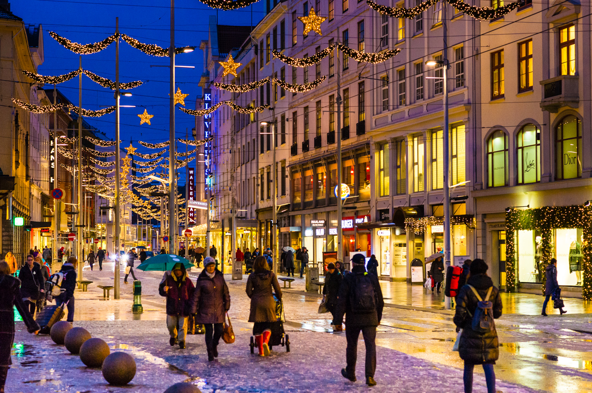 Wintery mood in Strandgaten shopping street © Robin Strand