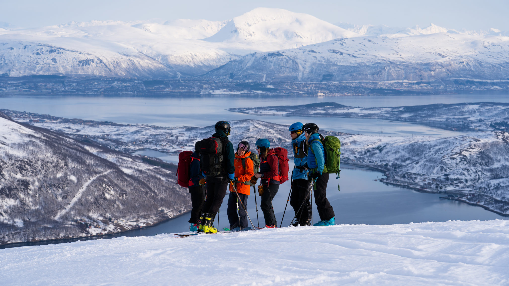 På vei opp Buren med sertifisert guide. Deler av Tromsø skimtes i bakgrunnen © Lars Petter Jonassen / NordNorsk Reiseliv AS