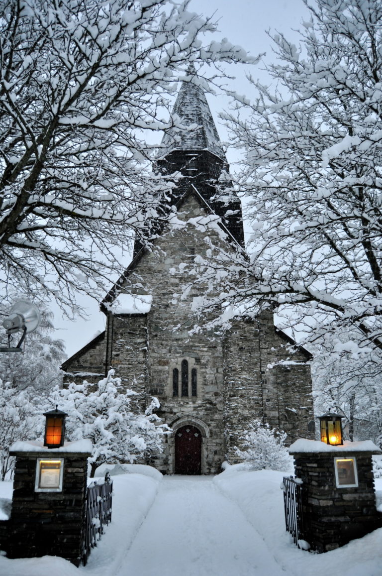 The mediaeval church of Voss dressed up for winter © Erik Østlie