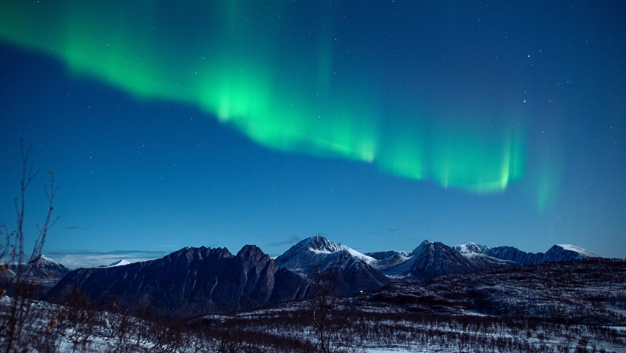 Northern Lights from Mount Keipen, or Aunfjellet, with the peaks of the Grytøya Island right under © Jan Schmitt