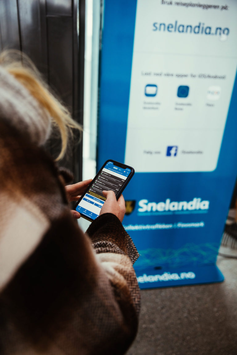 Du booker gjerne på appen, der du også kan bestille Sommerbilletten i Troms og Finnmark © Synnøve Tønsberg Gaski/Troms og Finnmark Fylkeskommune 
