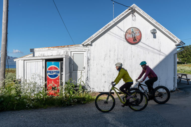 Short distances and many beauty spots when wheeling around the islands near Harstad © Dag Roland