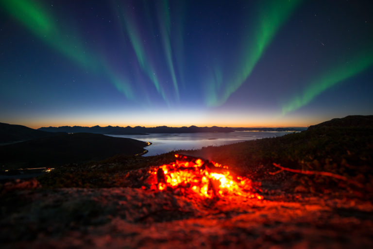 Northern Lights in strips towards Senja © Elisabeth Paulsen