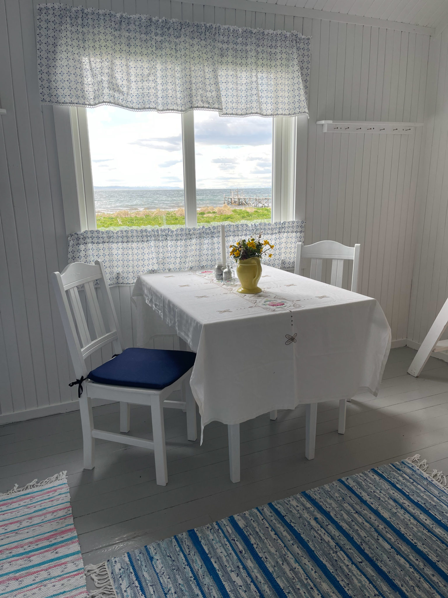 Blått og hvitt kjøkken med håndvevde matter © Tamsøya 