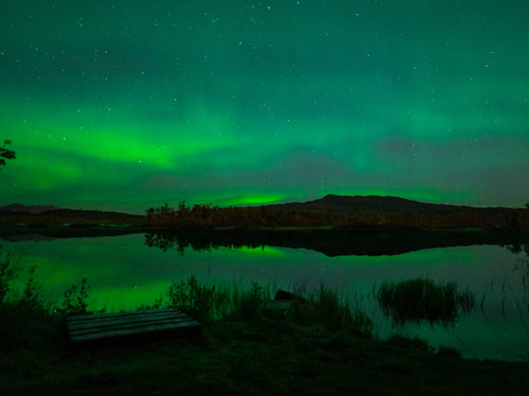 Northern lights at the autumn lake © Jan Schmitt