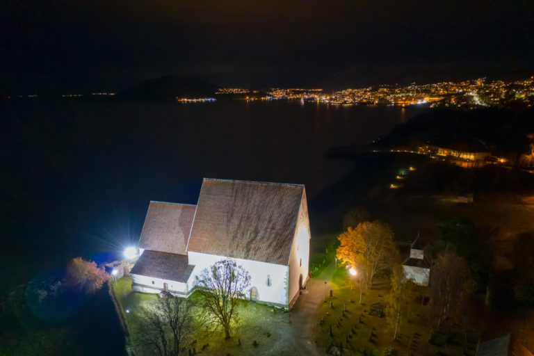 Trondenes kirke i mørket © Jan Schmitt