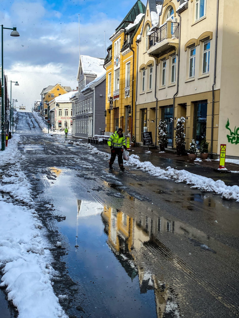 Heavy snow shower in April followed by a rise of temperatures. Make sure you have good shoes © Knut Hansvold