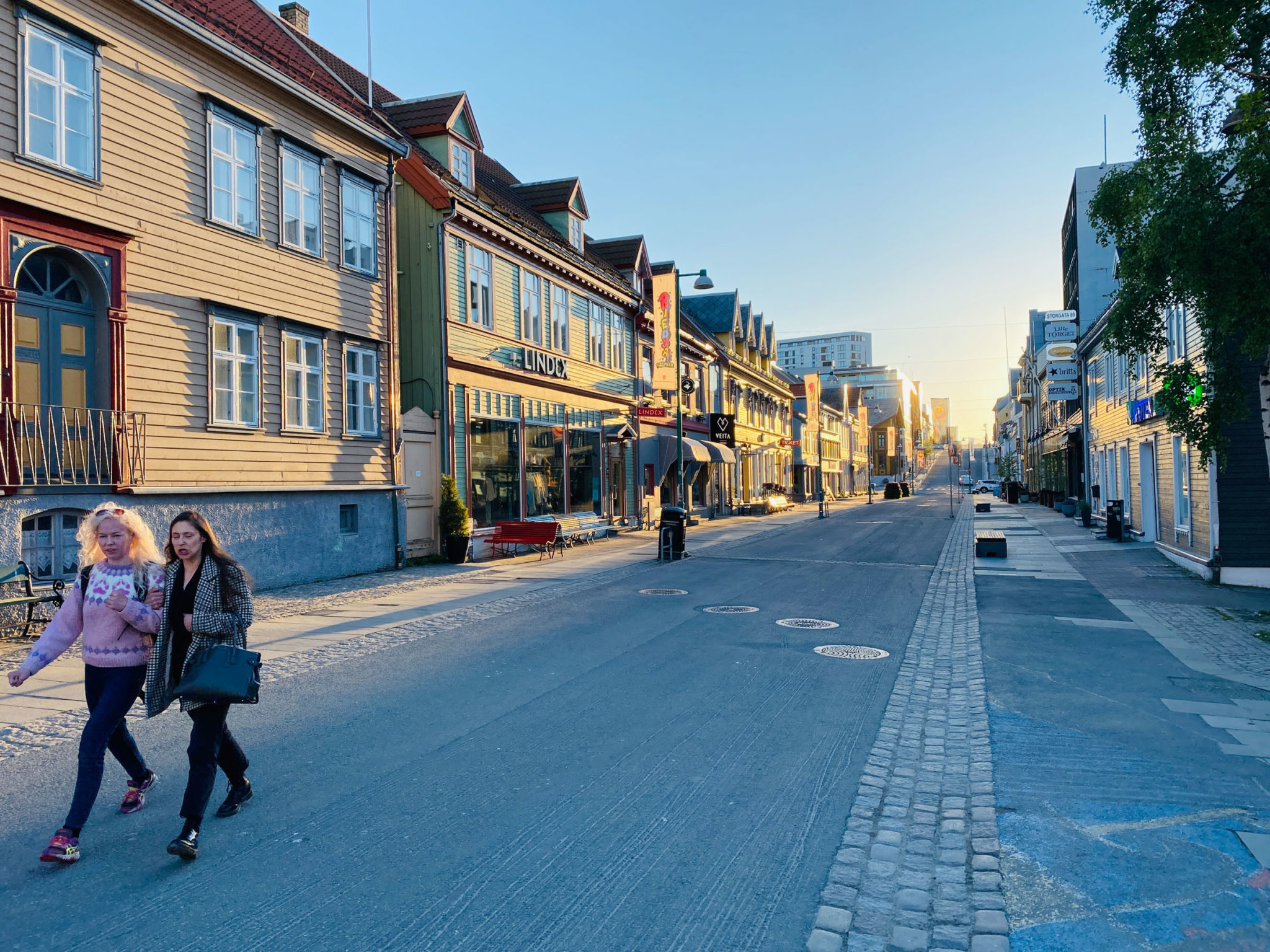 At 2-3 in the morning, the sun enters the main street in June-July © Knut Hansvold