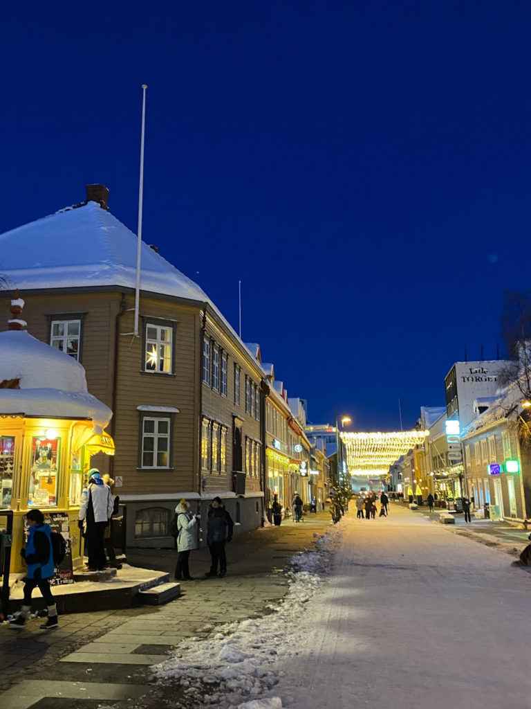 Christmassy in the Storgata street with the Rakettkiosken ("Rocket kiosk") and the lovely Empire style house from the 1830ies behind © Knut Hansvold