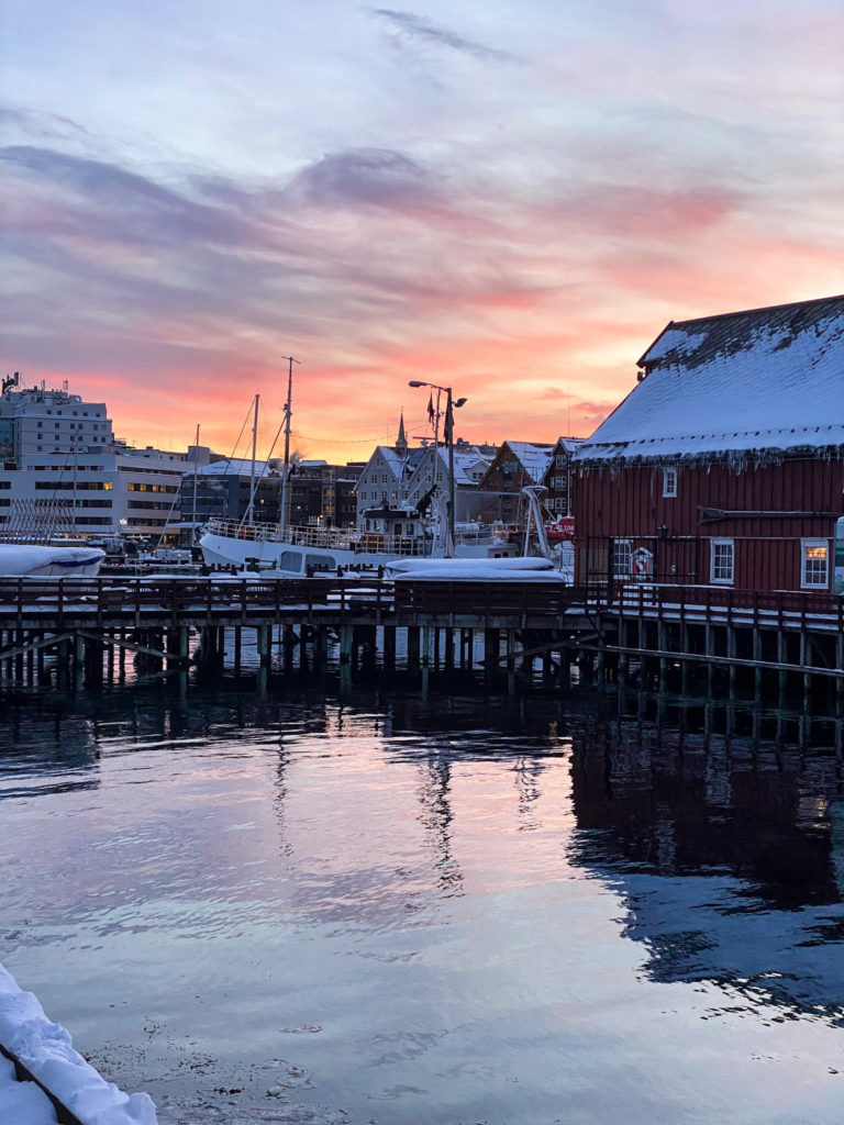 Januarlys i indre havn, med Polarmuseet til høyre © Knut Hansvold