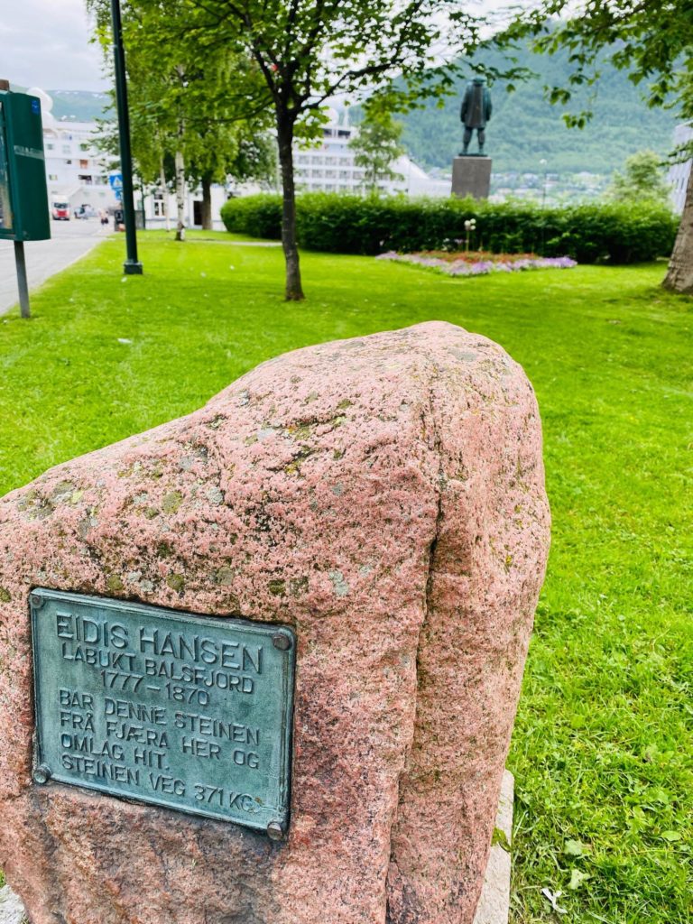 Øverst på Roald Amundsens plass står Eidis Hansa-steinen. Han Eidis hadde nok fyrt seg litt i robåten fra Balsfjorden rundt år 1800, for han slapp ikke inn på kroa som sto omtrent her. Da løftet han (ok, historien kan ha vokst litt med årene, kanskje han rullet den) steinen og lempet den på trappa til kroa. Kroa er borte, men steinen står der fortsatt. Dette er altså en 200 år gammel fyllehistorie fra Tromsø © Knut Hansvold