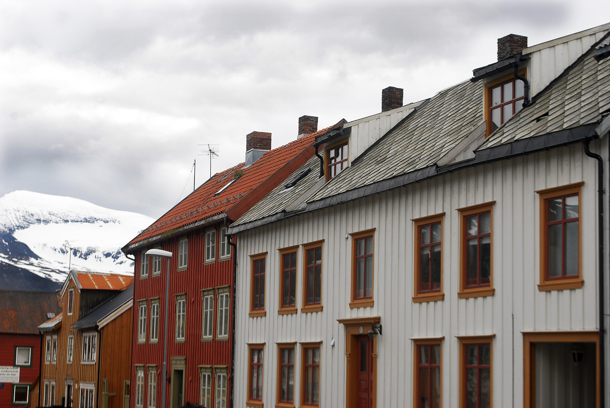 The row of houses in the Verftsgata street on a day of May © Knut Hansvold