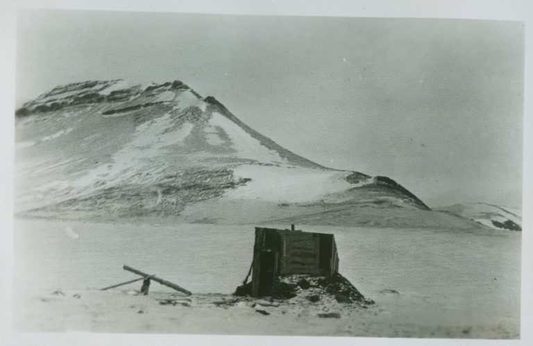 The trappers had a hard and adventurous life. This is the secondary trapping station "Kløftehytta" ("Canyon cabin") from Georg Bjønnes' winterings at Edgeøya Island in 1929-30. Trappers had one main station, and one or more secondary stations distributed in their hunting area. The photo is part of © Svalbard museum's photo collection, and taken by Alfred Svendsen in 1930.