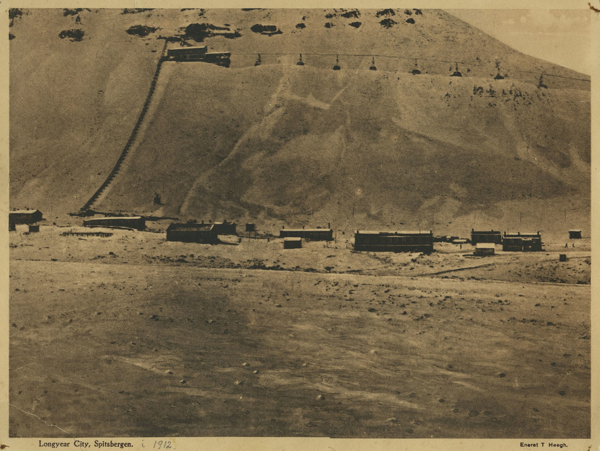 Mine 1a in old Longyearbyen / Longyearbyen City. Taken somewhere between 1925 and 1935. You can still see the mine from town, along with the cable car. For more photos from the mines: https://digitaltmuseum.no/021098865820/sveagruva. Photographer is unknown © Svalbard museum