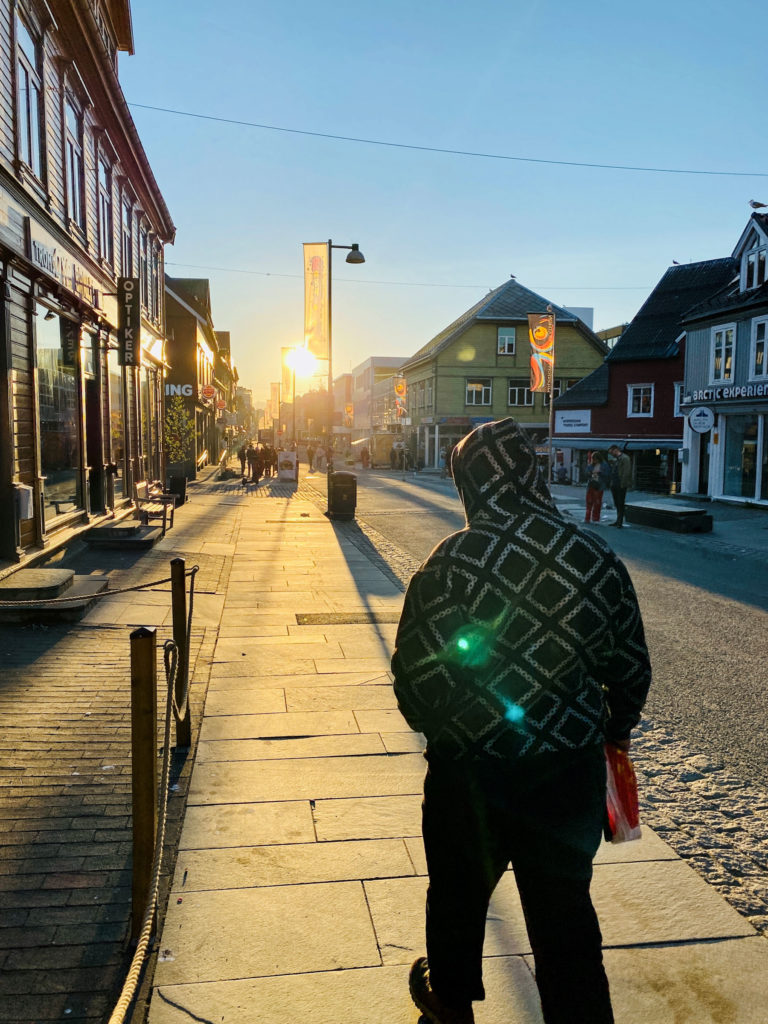 Vil du gå på byen med de nye, kule solbrillene dine? Går du ut i Tromsø rundt midtsommer, slipper du unna med det. Her er det stengetid i tretida © Knut Hansvold