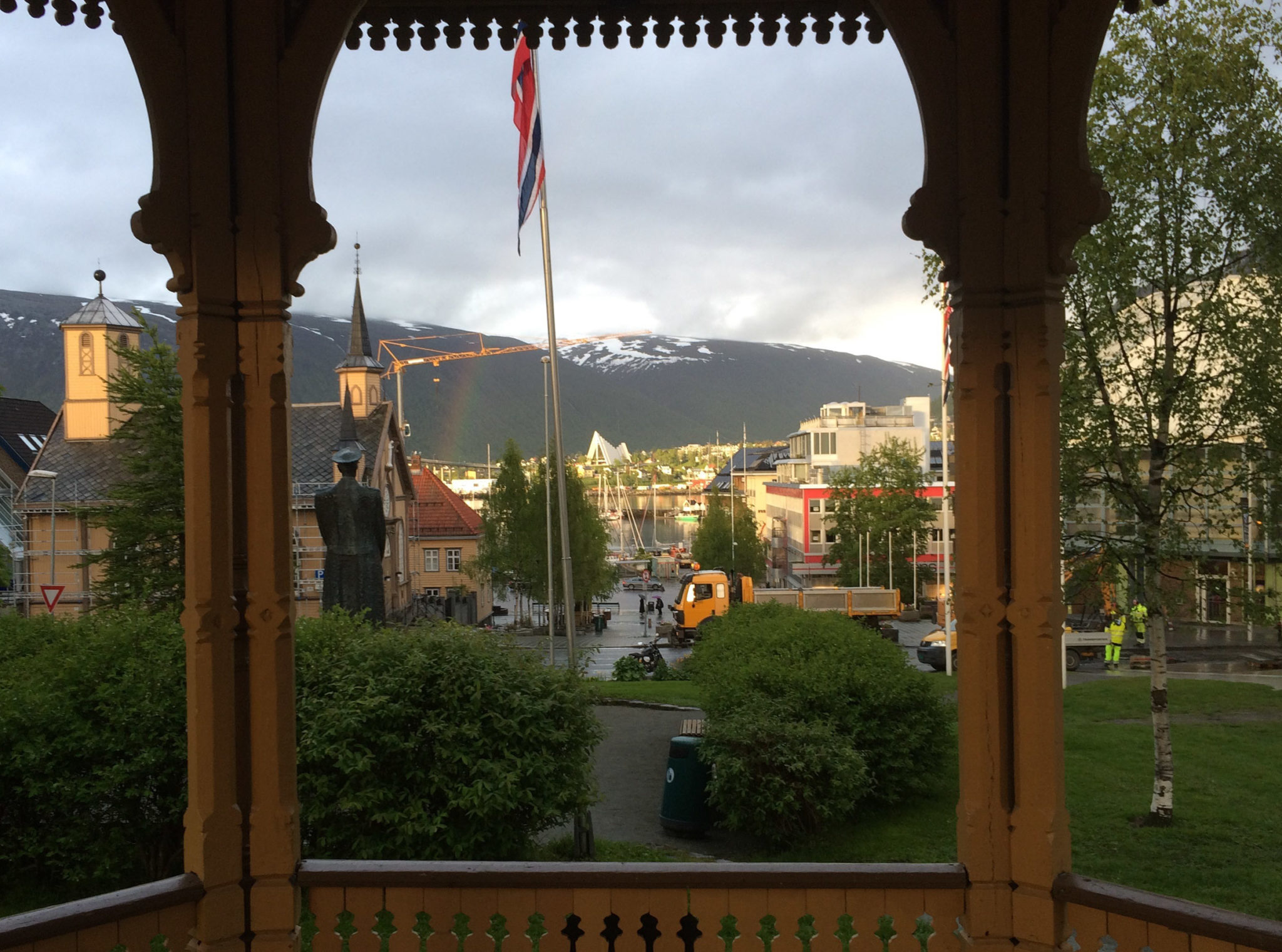 Utsikt fra paviljonen øverst på Stortorget. Kong Haakon VII ses bakfra. Omtrent der paviljonen står, fant verdens første skikonkurranse sted © Knut Hansvold