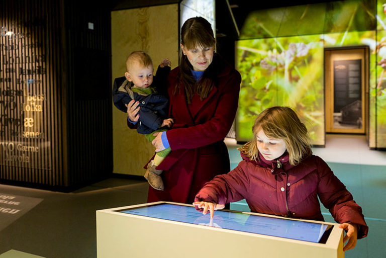 Trykk på skjermen og lær kvensk. Barneutgaven bruker barnesanger © Vadsø museum - Ruija kvenmuseum