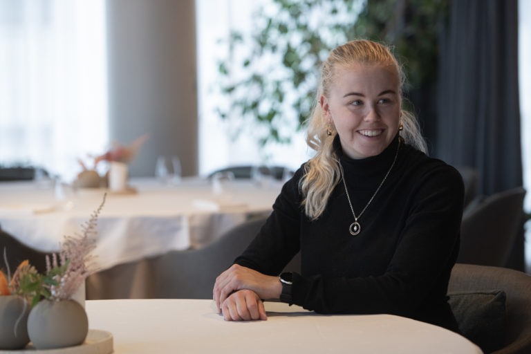 Waitress Lillian Kørra Amundsen like it at Umami, and want to give the guests a feeling of a little food voyage © Lars Åke Andersen