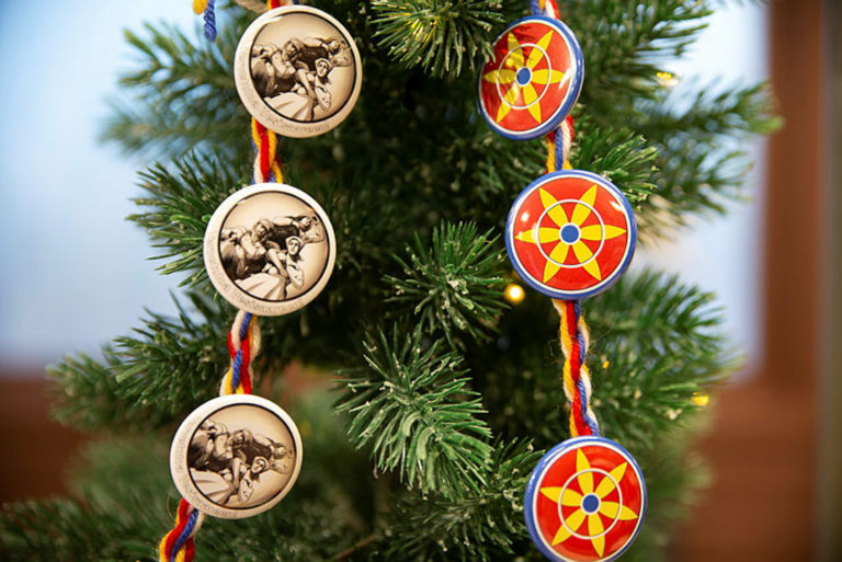 Christmas tree decorations with the Monument of Immigration and the Kven flag © Vadsø museum - Ruija kvenmuseum