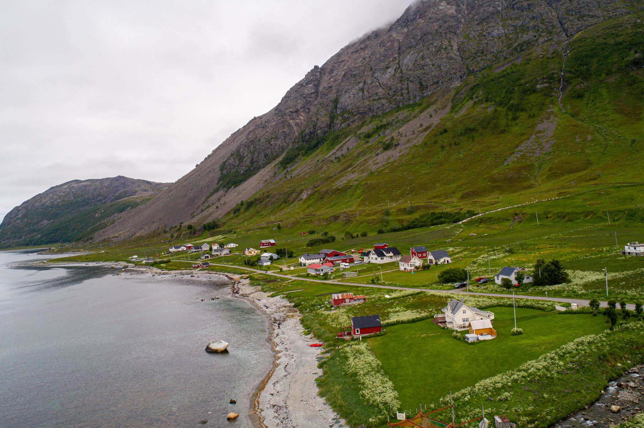 View of the Russelv area, the northernmost inhabited area on the Lyngen Peninsula. The path to Lyngstuva leaves goes out to the left © Lars Åke Andersen