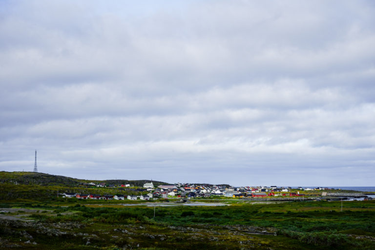 Utsyn over Berlevåg. Rundt 900 mennesker bor tett sammen i et kompakt fiskevær, med Barentshavet i nord og viddene på Varangerhalvøya i sør © Katelin Pell