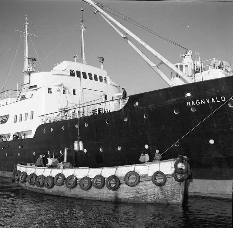 The hurtigruten ship Ragnvald Jarl calls sometimes in the sixties © Havnemuseet i Berlevåg