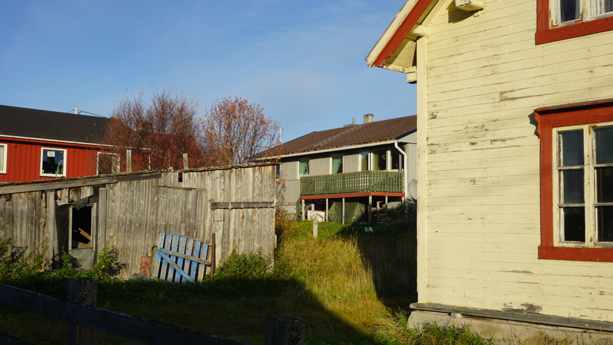 De fleste husene i Bugøynes er velholdte, mens noen få trenger litt mer kjærlighet. 
