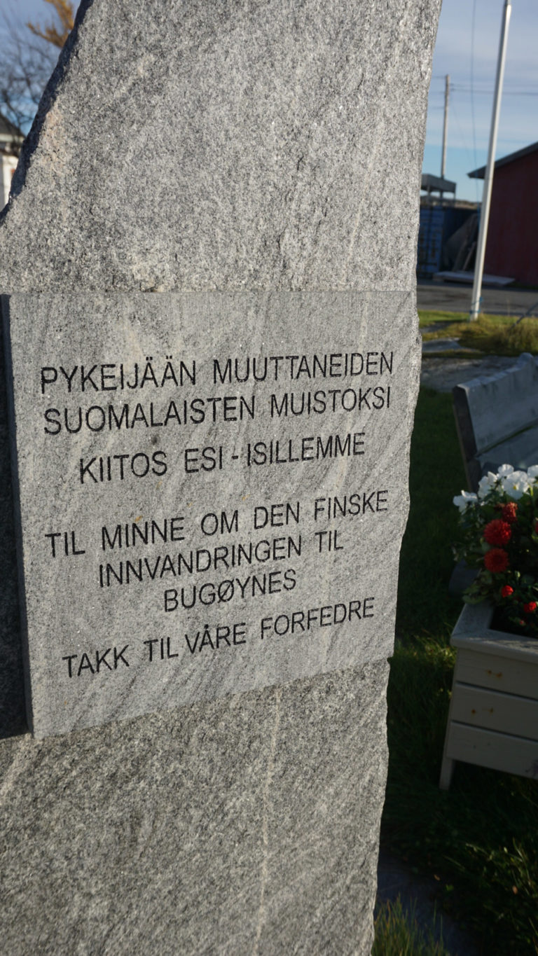 Minnestein i Bugøynes © Knut Hansvold