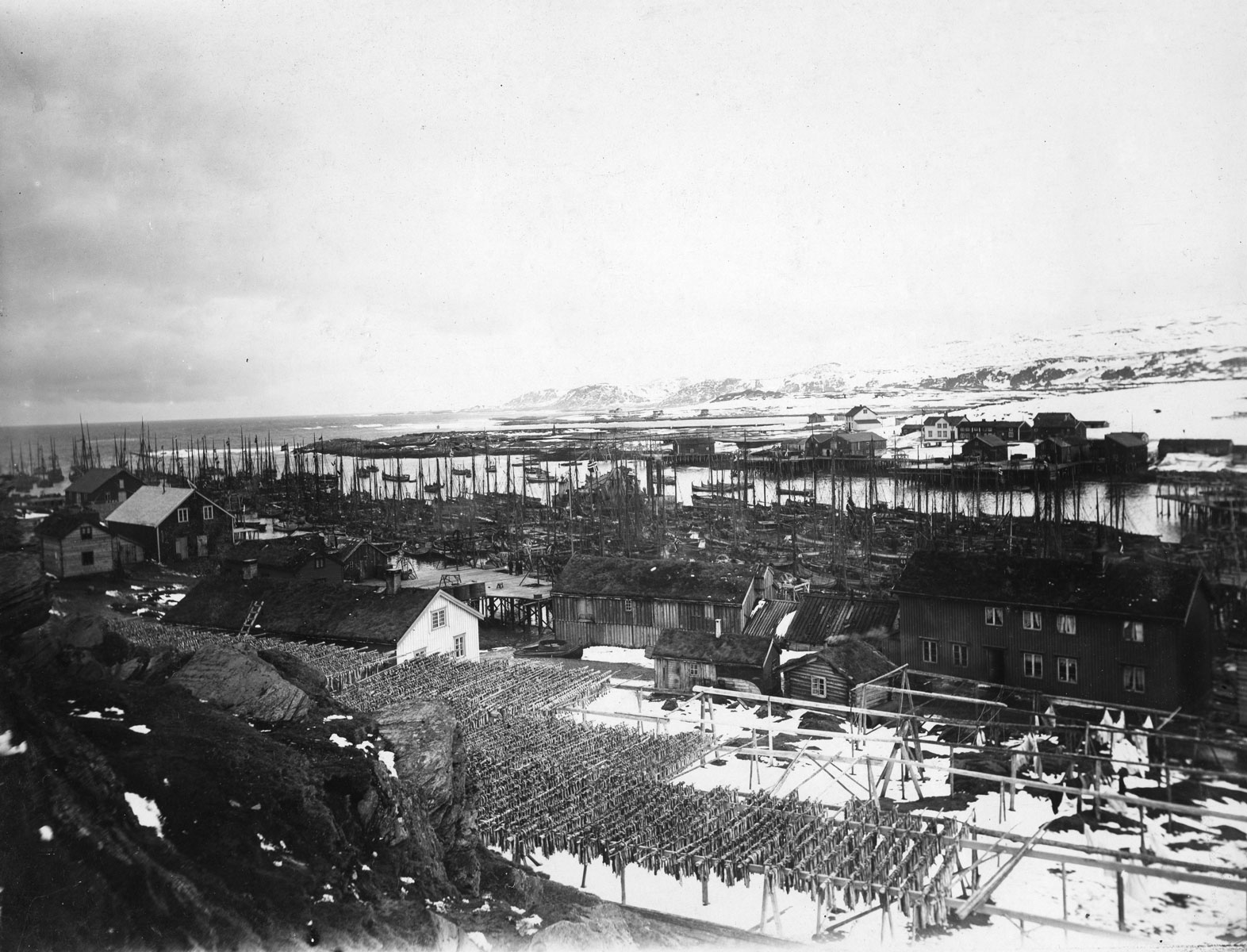 Utsikt over Berlevåg rundt 1900. Berlevågen er ennå vidåpen mot havet © Havnemuseet i Berlevåg