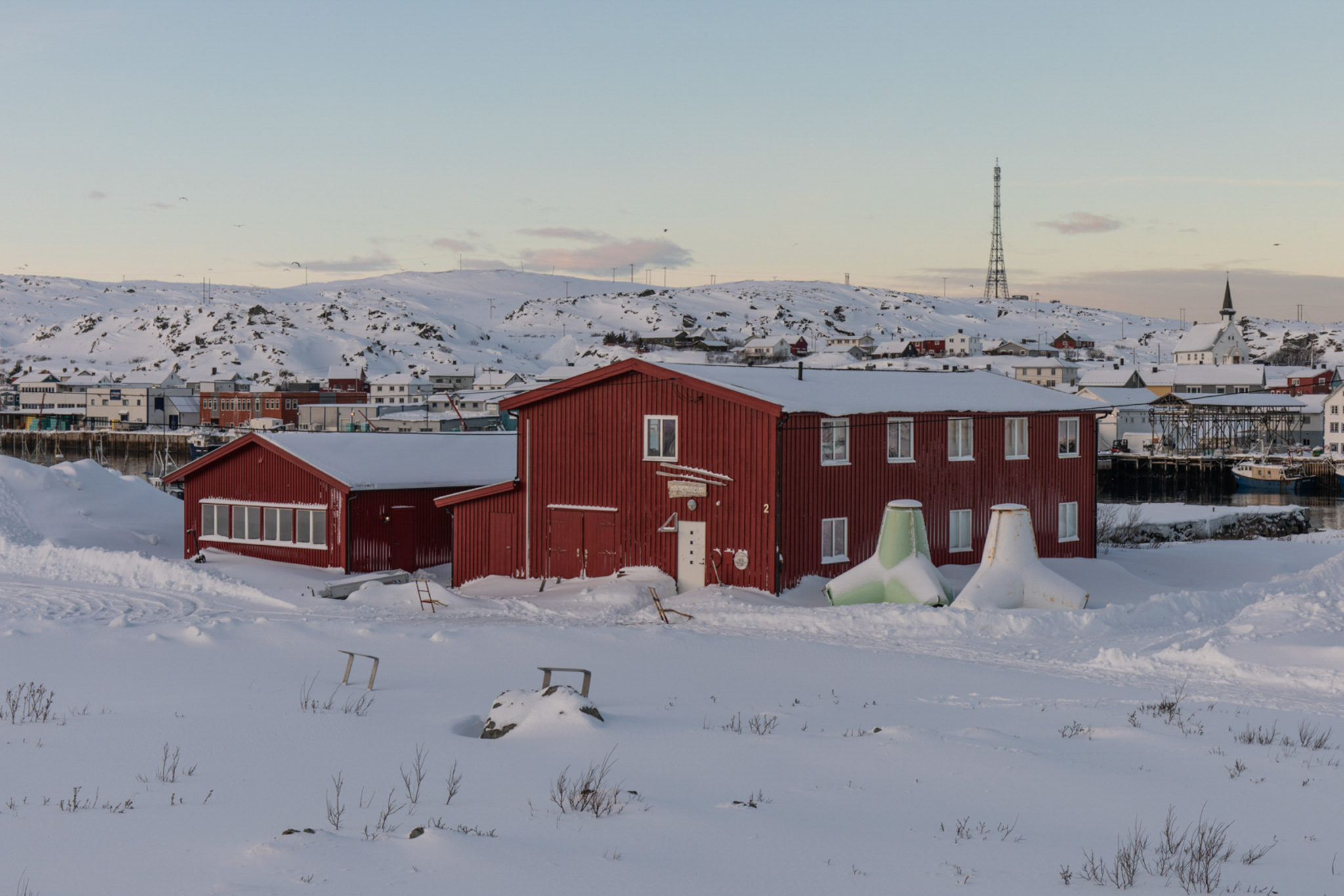 The harbour museum, the harbour and the church across the Berlevåg harbour © Havnemuseet i Berlevåg