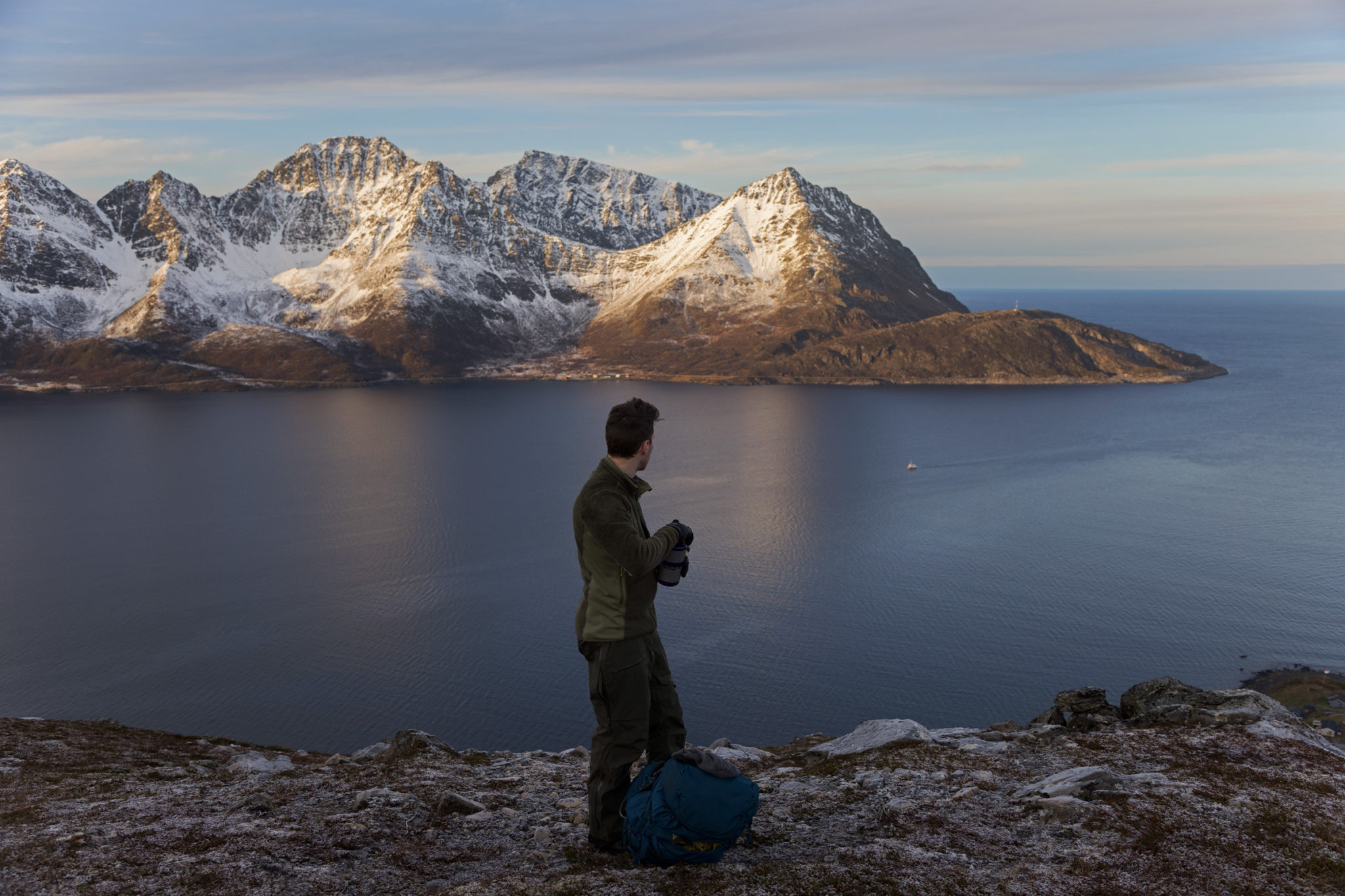 Utsikt mot novemberfjell med melisdryss © Magnus Askeland 