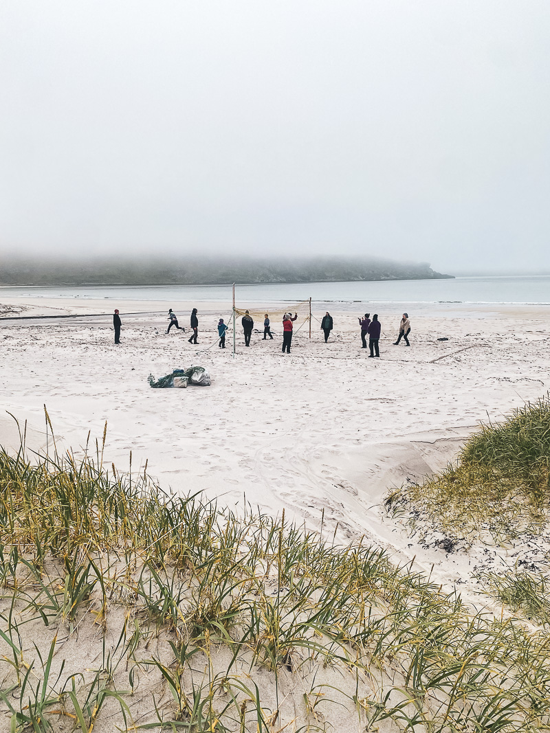 Strandvolley? På den fine stranda på yttersida av Sørøya er det en mulighet © Katelin Pell