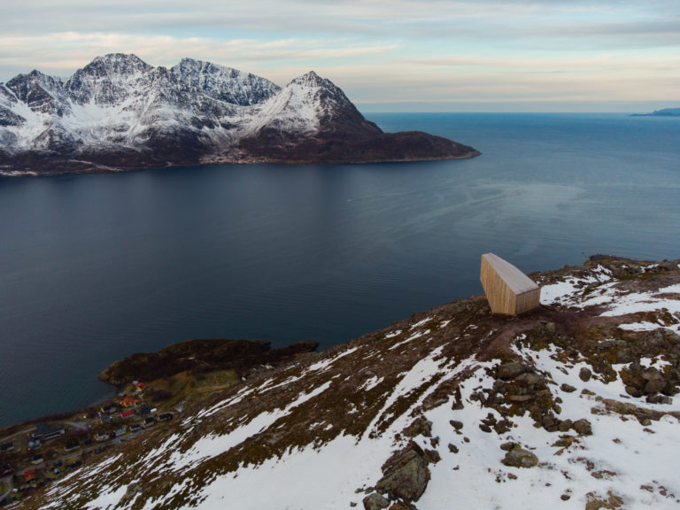 Dagsturhytta ligger rett over fiskeværet Øksfjord, med utsikt mot spisse tinder © Magnus Askeland 