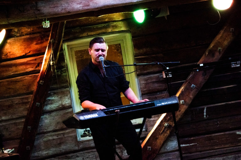Music and old log walls © Marie Nystad Helgesen