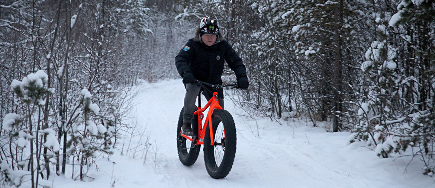 Morten svinger seg på fatbike inne i dalen i Alta @ Bjørn-Owe Holmberg