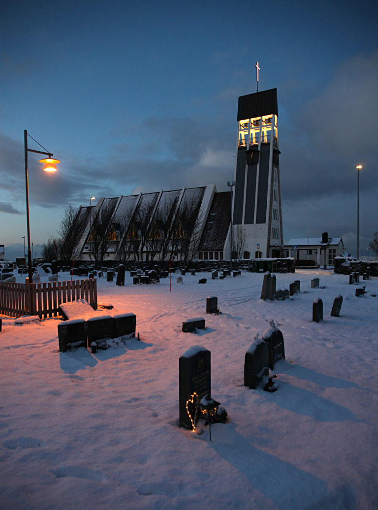 Hammerfest kirke i tidlig ettermiddagsskumring © Bjørn-Owe Holmberg