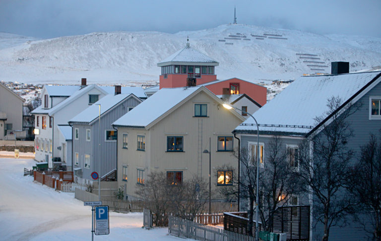 Square reconstruction-era houses in Hammerfest. The museum of reconstruction rises up behind the front houses, and in the far back Mount Tyven rises © Bjørn-Owe Holmberg