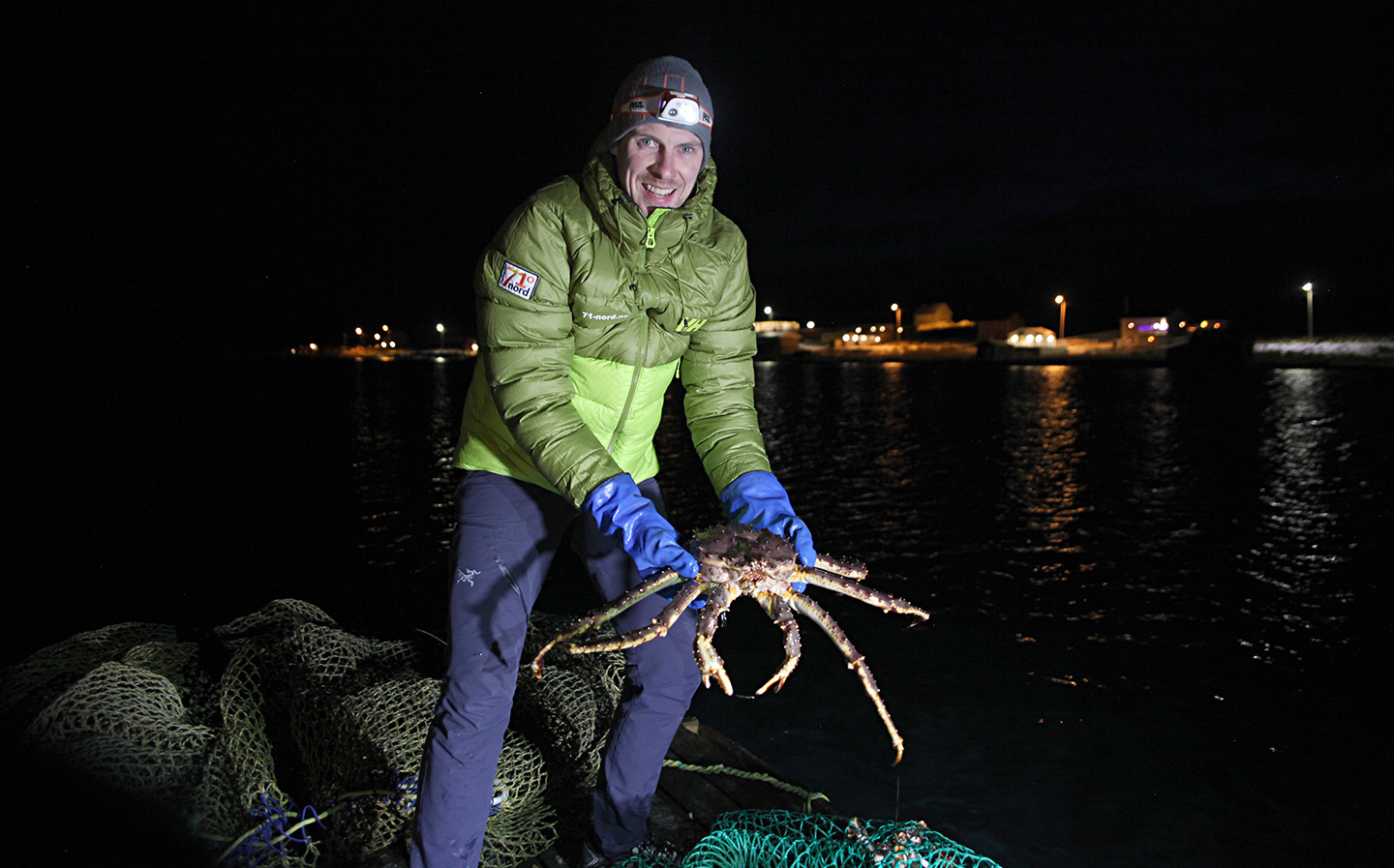Yves på Sarnes heter opp en stor, stygg og uendelig velsmakende krabbe @ Bjørn-Owe Holmberg