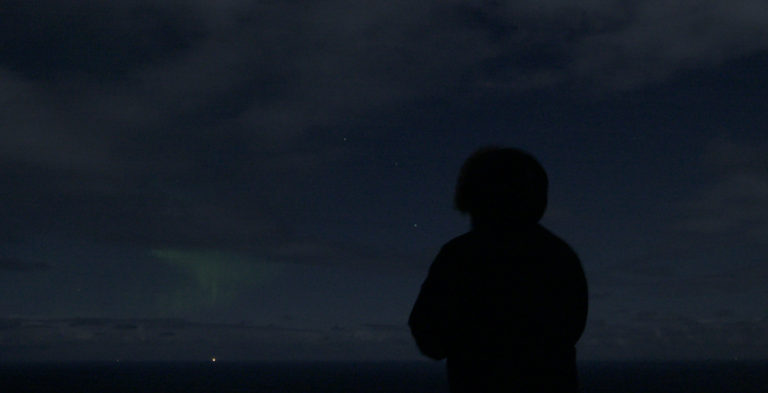 Et lite glimt av nordlys ute i det fjerne @ Bjørn-Owe Holmberg