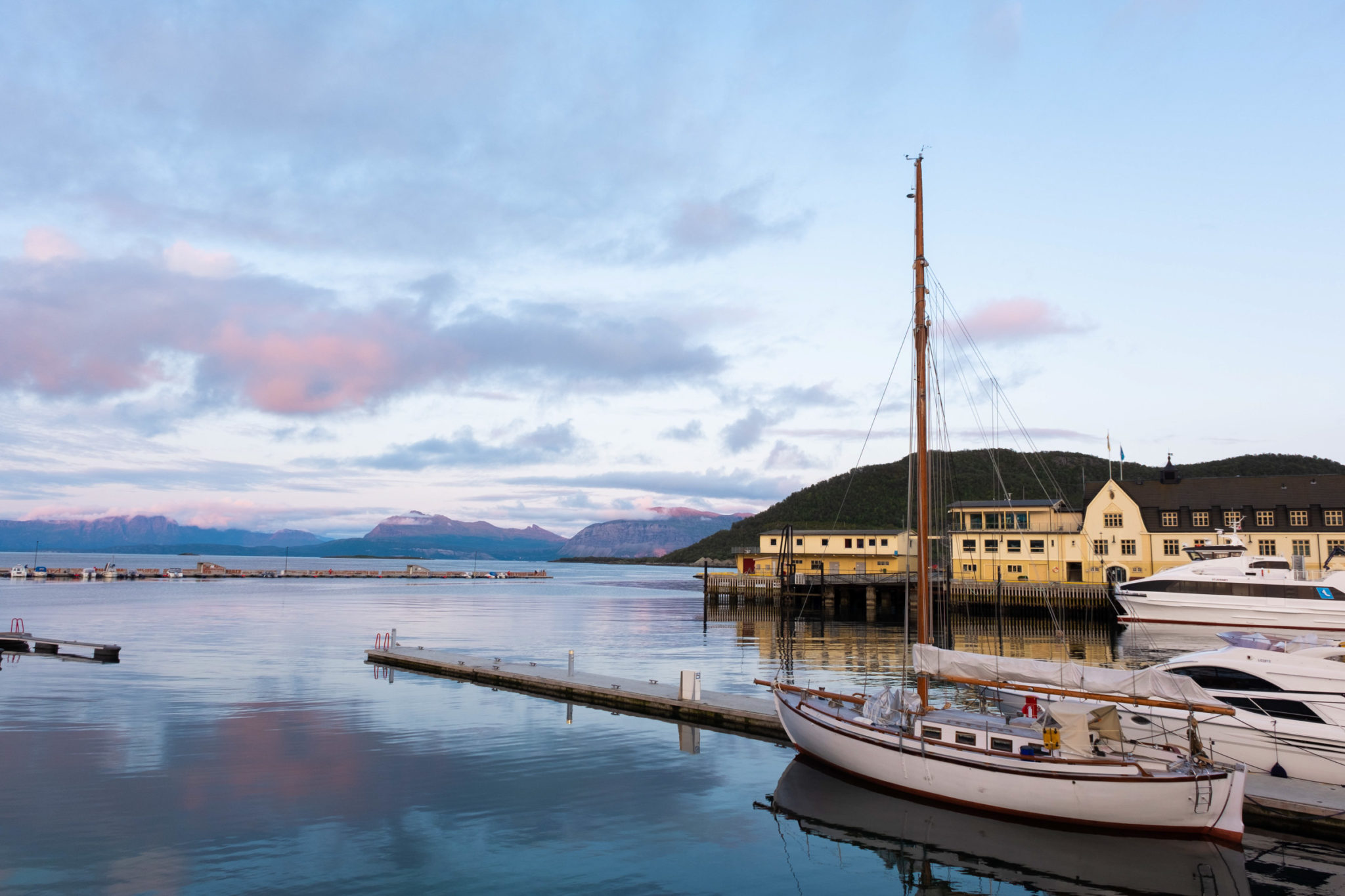 The port of Harstad with a view towards the Vågsfjorden © David Buettner
