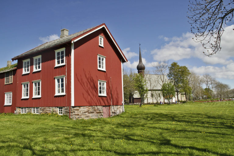 Alstahaug prestegård og kirke. Foto: Tore Schøning Olsen / nordnorge.com