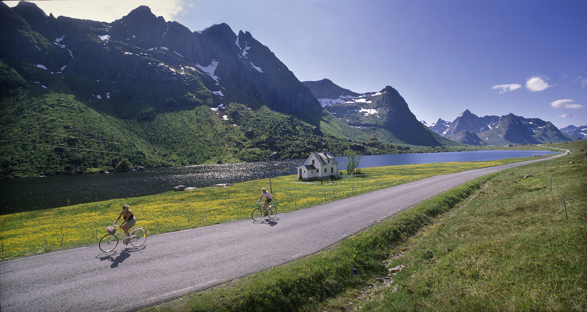 Bicycling in Lofoten. Photo: Ernst Furuhatt / norrdnorge.com